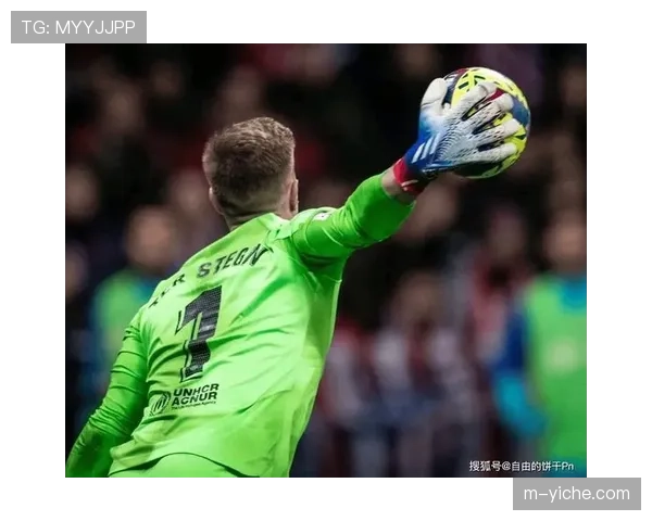 特写:卡利亚里门将神扑后迅速手抛球发动,形成一次经典转换进攻 特写:卡利亚里门将神扑后迅速手抛球发动,形成一次经典转换进攻