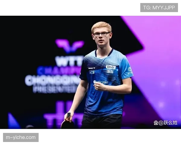 裁判出示黄牌，法国选手艾利克斯·勒布伦因发球拖延被警告